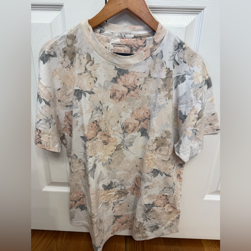 Men’s Abercrombie & Fitch Floral Short Sleeve Tee in Cream, Beige, Gray
